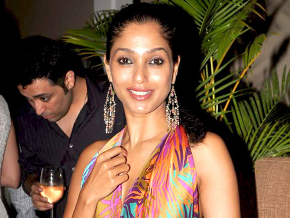 manisha koirala and sarah jane at percept ajay gulatis exhibition 8
