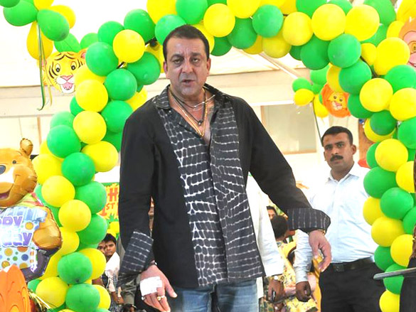 sanjay dutt and manyata celebrate their childrens birthday 3