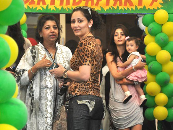 sanjay dutt and manyata celebrate their childrens birthday 4