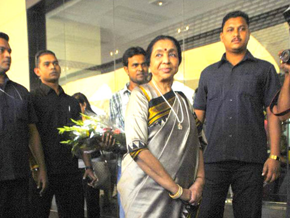 asha bhosle spotted at airport 2