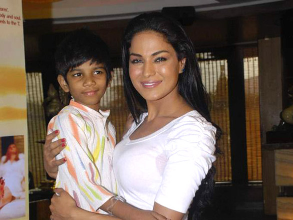 veena malik adopts payal kamble a seven year old girl 8