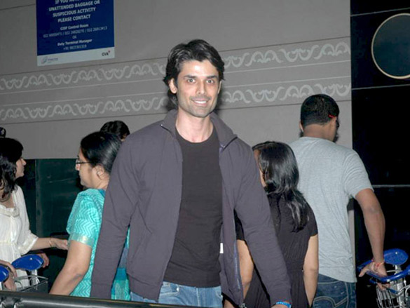 ameet m gaurr snapped at international airport 2