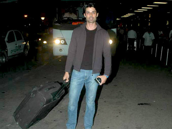 ameet m gaurr snapped at international airport 7