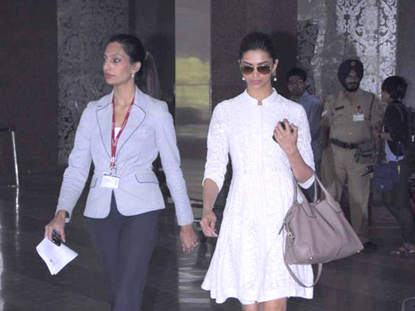deepika and imran snapped returning from delhi 3