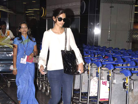 sonam kapoor snapped at the airport 4
