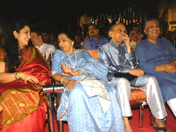 asha bhosle at a marathi concert to pay tribute to yashwant dev 3