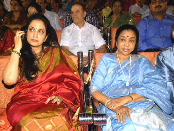 asha bhosle at a marathi concert to pay tribute to yashwant dev 4