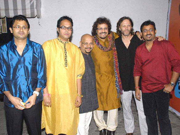 sonu nigam at blue frog gig 7