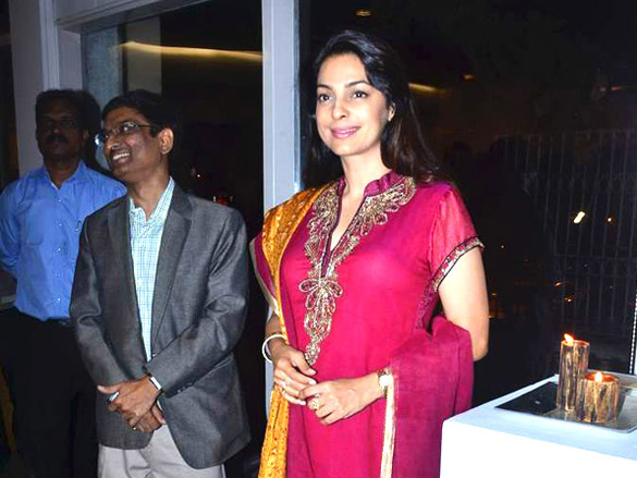 juhi chawla at bharat tripathis art exhibition 3