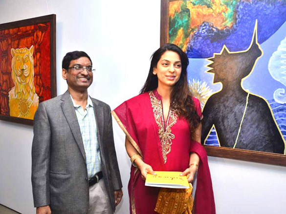 juhi chawla at bharat tripathis art exhibition 4