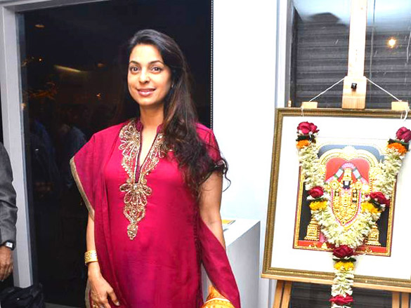 juhi chawla at bharat tripathis art exhibition 5