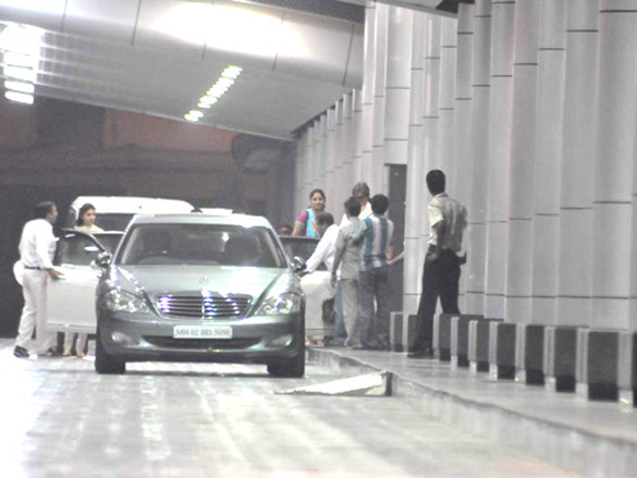big b visits aishwarya at the hospital 4