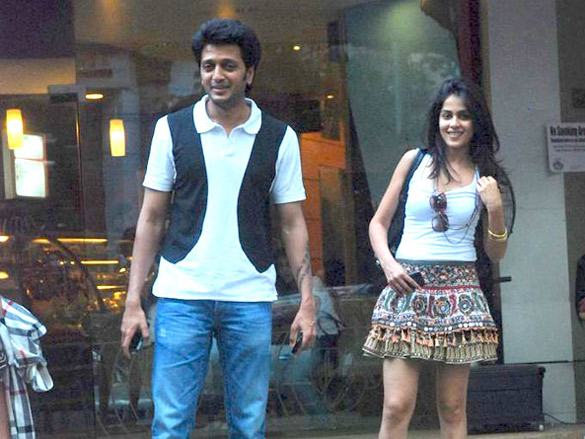 riteish and genelia snapped together at coffee shop 2