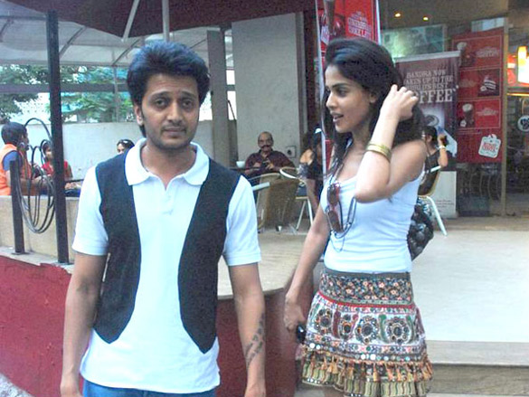 riteish and genelia snapped together at coffee shop 4