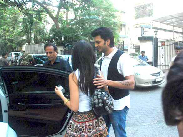 riteish and genelia snapped together at coffee shop 7