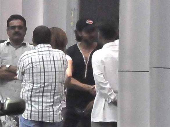 hrithik roshan and others visit aishwarya at the hospital 2
