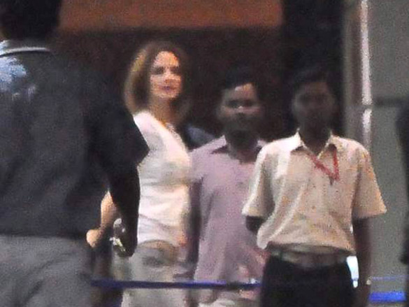 hrithik roshan and others visit aishwarya at the hospital 4