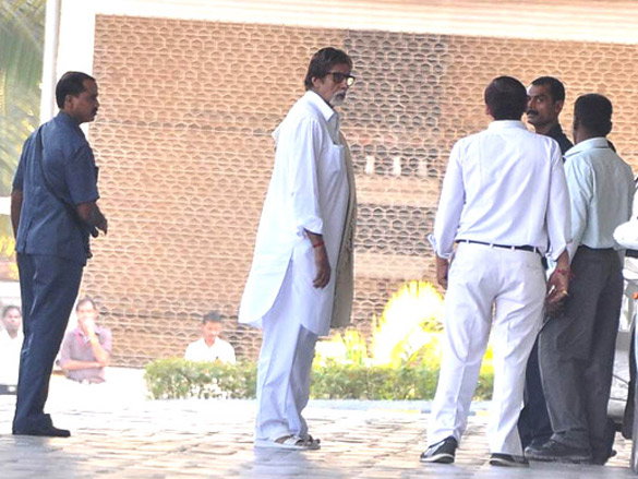 hrithik roshan and others visit aishwarya at the hospital 6