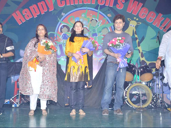 shiney and urvashi at manali jagtaps umeed show for children 3