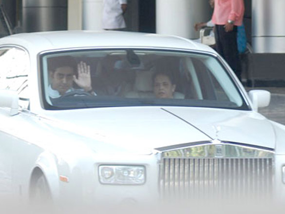 aishwarya leaves for home with her baby 5