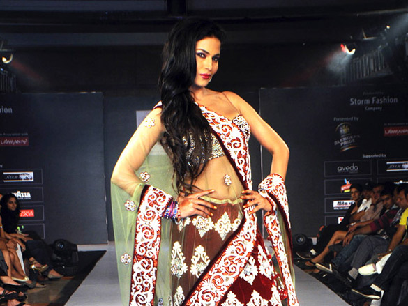 veena malik walks for riyaz and reshma gangji bridal line 4