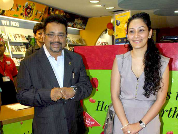 manyata dutt with her kids at hamleys birthday bash 2