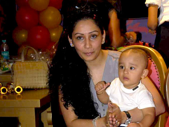 manyata dutt with her kids at hamleys birthday bash 4