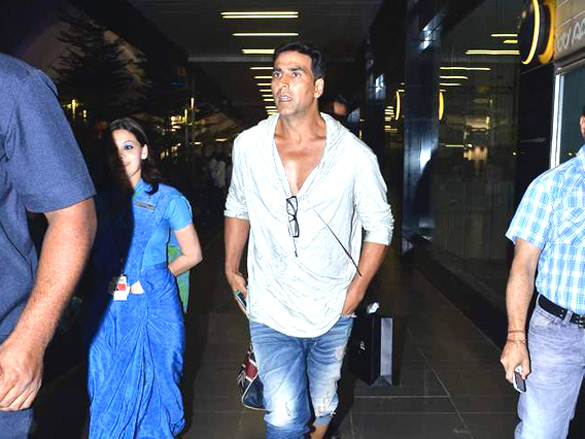 akshay snapped at the international airport in a cool casual look 3