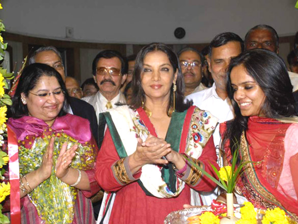 shabana azmi at preksha lals art exhibition 4