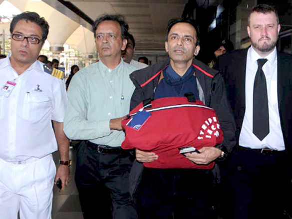 dev anands son arrives in mumbai with his fathers asthi 2