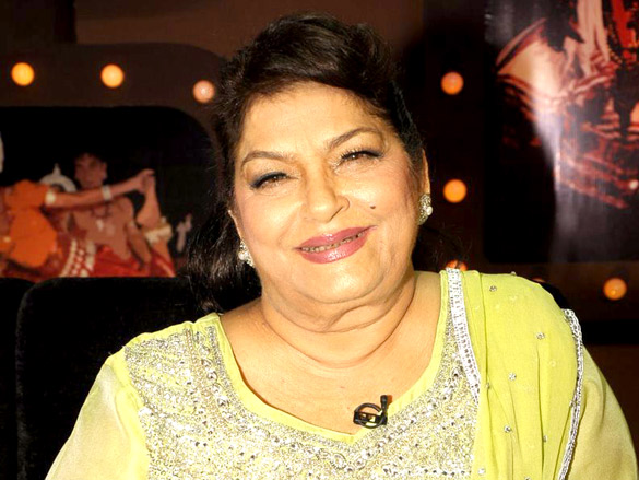 sonam and malaika on the sets of nachle ve with saroj khan 15