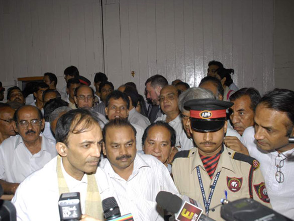 bollywood pays respect at dev anands prayer meet 6