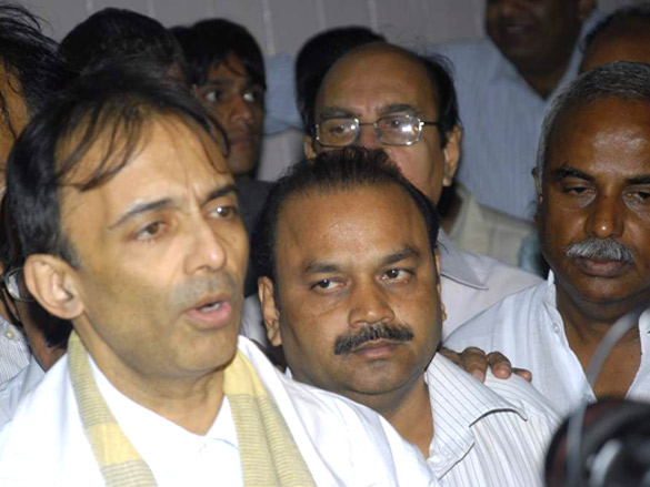 bollywood pays respect at dev anands prayer meet 7