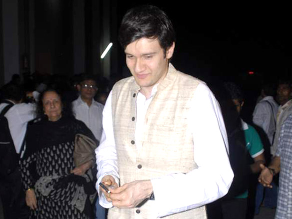 bollywood pays respect at dev anands prayer meet 21