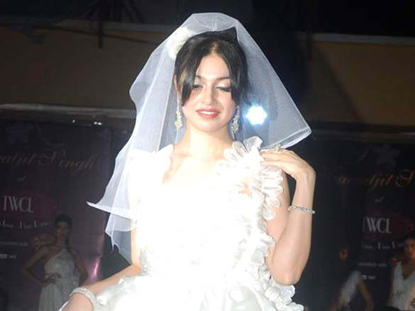 divya kumar and juhi babbar walk the ramp for kawaljeet singh 5