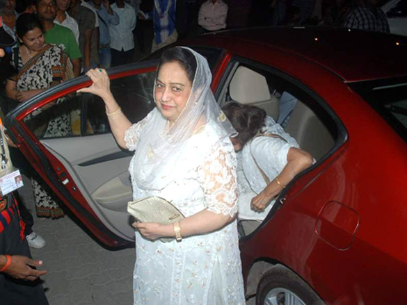 bollywood pays respect at dev anands prayer meet 38