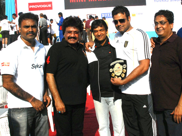 gurudas kamat flagged off 8th mini marathon 2011 at lokhandwala 2