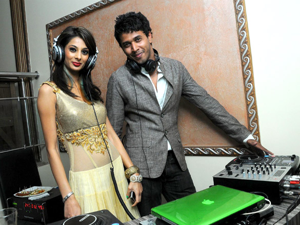 neha dhupia unveils mohammed fasihs sheesh mahal lounge 10