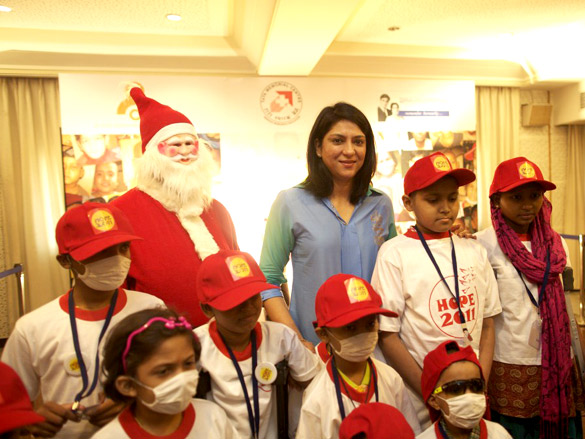 priya dutt celebrates christmas at tata memorial hospital with cancer children 2