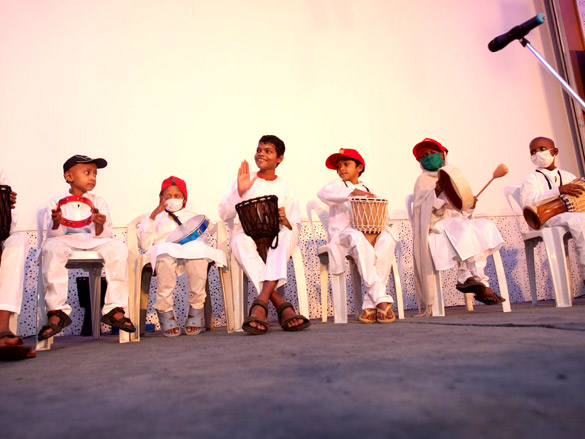 priya dutt celebrates christmas at tata memorial hospital with cancer children 5