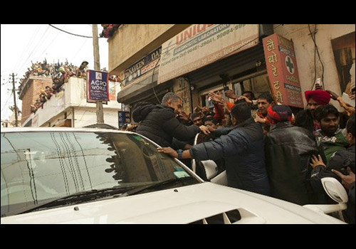 Check out: Aamir Khan mobbed in Ludhiana