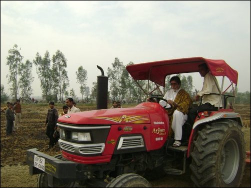 Amitabh Bachchan turns farmer for a day