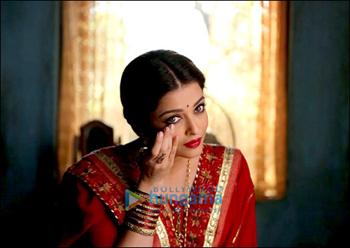 Check out: Aishwarya Rai Bachchan’s traditional avatar in red for Sarbjit