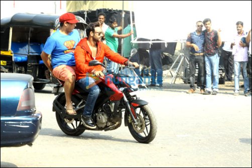 Check out: Ajay Devgn shooting on streets for Action Jackson
