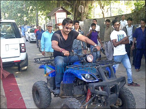 Ajay uses beach buggy to commute on movie set