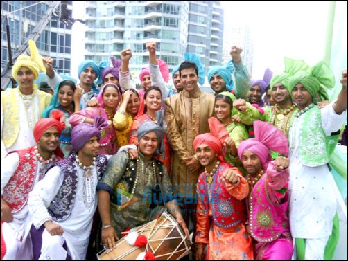 Check out: Akshay Kumar with ‘bhangra’ gang on sets of Thank You
