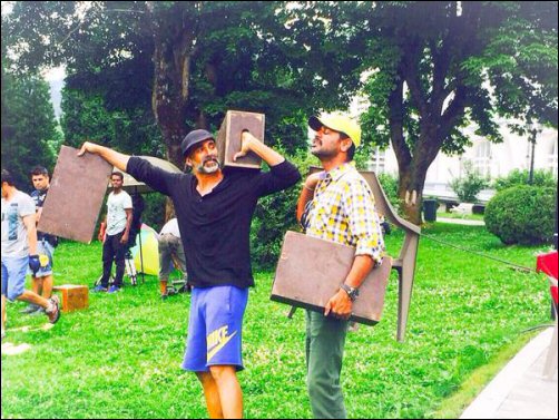 Check out: Akshay Kumar carries props on Singh Is Bliing set