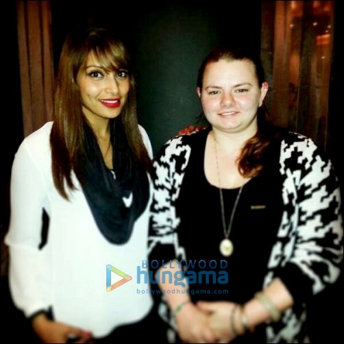 Bipasha Basu gifts a necklace to her fan