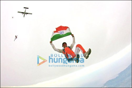 Farhan goes sky-diving holding tri-colour