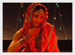 Do item numbers by top actresses work as crowd pullers?